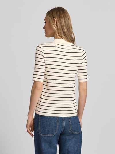 Frauenmodel trägt Strickshirt mit Streifenmuster Modell 'Caliz' von MOS MOSH aus Viskose-Mix mit Seiden-Anteil, Regular-Fit, Ripp-Optik, Polokragen, Knopfleiste, Rückenlänge bei Größe S 54 cm, Ärmellänge 26 cm, Creme mit dunklen Streifen, Ganzkörperansicht Rückansicht.