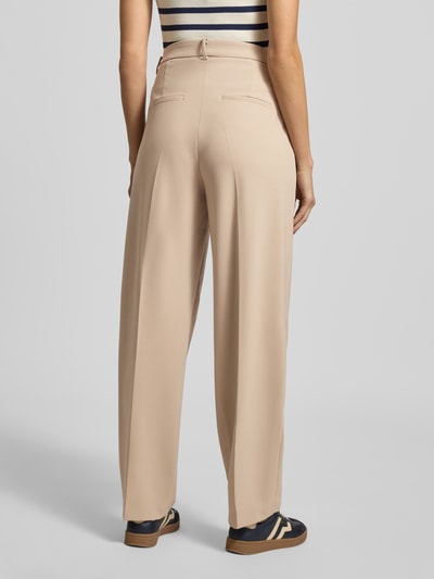 Vrouwenmodel draagt Wide Fit stoffen broek met achterzakken Model 'Emilie' van Cambio in beige met persplooien, haakjes- en ritssluiting, bandwijdte maat 36: 39 cm, binnenbeenlengte maat 36: 81 cm, volledige lichaamsopname achteraan.