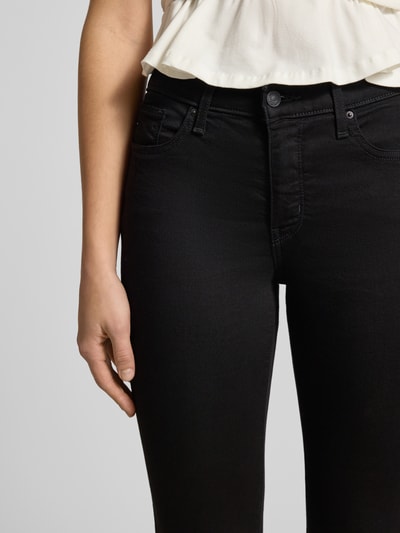 Frauenmodel trägt Figurformende Bootcut Jeans Modell '315 SHAPING BOOT' von Levi's®, Schwarz, Baumwoll-Mix mit Stretch-Anteil, Nahaufnahme Oberkörper.