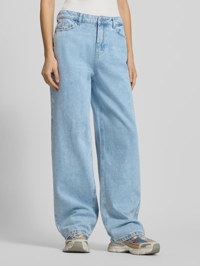 Kobieta modelka nosi Wide Fit Jeans mit 5-Pocket-Design Modell 'ALEXA' od Noisy May, jasnoniebieski denim, luźny krój, pełny widok z przodu.