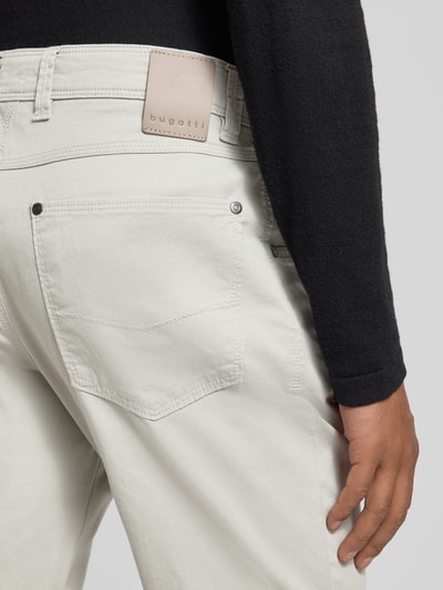 Männermodel trägt Hose im 5-Pocket-Design Modell 'CORDOBA' von bugatti in hellem Beige, Baumwoll-Mix, Detailaufnahme Rückansicht.