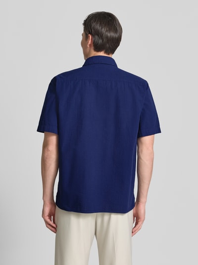 Männermodel trägt Relaxed Fit Freizeithemd aus reiner Baumwolle Modell 'STUART' von SELECTED HOMME, Optik:Allover-Muster, Ganzkörperansicht Rückansicht.