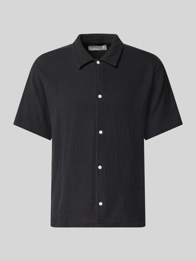 Produktfoto, Regular Fit Freizeithemd mit Kentkragen von Jack & Jones, schwarze Reine Baumwolle mit sichtbarer Struktur, Knopfleiste, 1/2-Arm. Rückenlänge 66 cm, Schulterbreite 43 cm, Ärmellänge 24 cm, Größe M.