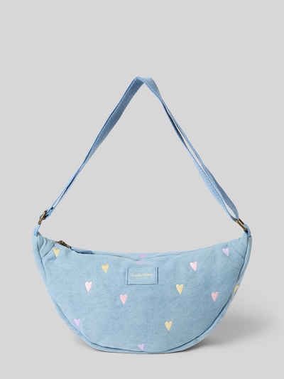 Produktfoto, Bauchtasche in Denim-Optik von Studio Noos aus Baumwoll-Mix, Motiv-Stitchings, Label-Detail, Reißverschluss, hellblaue Farbfläche