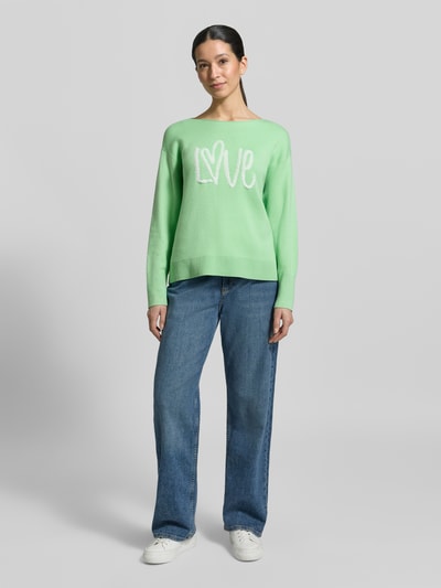 Frauenmodel trägt Regular Fit Strickpullover mit Baumwoll-Anteil Modell 'LOVE' von s.Oliver RED LABEL, Optik: Unifarben in Grün, Applikation: Intarsie, Rundhals, Langarm, Ärmelabschluss gerippt, Materialverarbeitung: Strick, Frottee, Ganzkörperansicht von vorne.