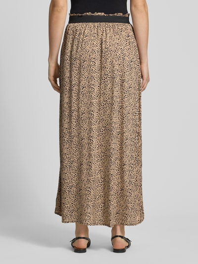 Frauenmodel trägt Ausgestellter Maxi-Rock aus reiner Viskose Modell 'VENEDIG' von Only in Optik:Allover-Muster mit Animal-Muster, elastischer Bundabschluss, Popeline-Struktur, beige und schwarz, Ganzkörperansicht Rückansicht.