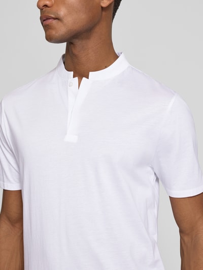 Männermodel trägt Slim Fit Poloshirt mit Stehkragen Modell 'LOUIS' von Drykorn aus Baumwoll-Modal-Mix, Nahaufnahme Oberkörper. Rückenlänge bei Größe M: 69 cm.