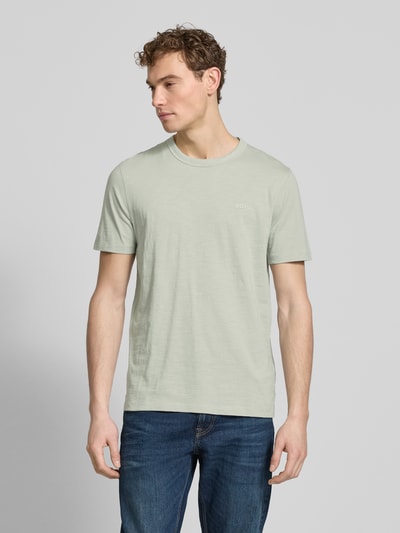 Männermodel trägt Regular Fit T-Shirt aus reiner Baumwolle Modell 'TEGOOD' von BOSS Orange in Unifarbe, Rundhals, kurzarm, Ganzkörperansicht von vorne.