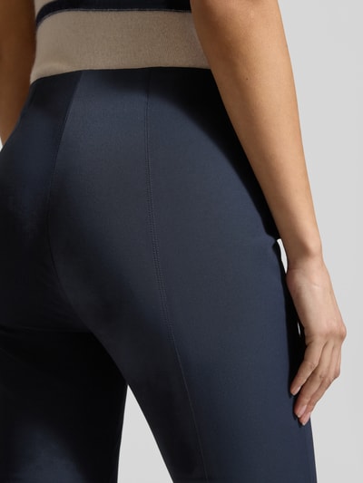 Frauenmodel trägt Schmale Schlupfhose aus Techno Cotton Superstretch von Raffaello Rossi in Dunkelblau, Slim-Fit, Detailaufnahme Rückansicht, Modell 'PENNY 6/8', verkürzte Passform, Bundweite 36 cm, Innenbeinlänge 61 cm.