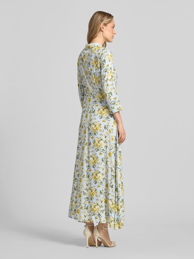 Frauenmodel trägt Hemdblusenkleid aus Viskose mit Knopfleiste Modell 'SAVANNA' von YAS, Allover-Look, A-Linie, Maxikleid, Ganzkörperansicht Rückansicht. Rückenlänge bei Größe S: 140 cm, Brustweite bei Größe S: 47 cm, Ärmellänge bei Größe S: 49 cm.