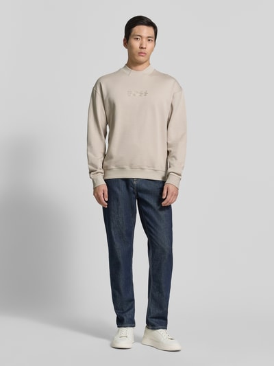 Männermodel trägt Sweatshirt mit Rundhals von BOSS, Optik: Unifarben, Regular-Fit, Logo-Stitching, Reine Baumwolle, Ganzkörperansicht von vorne.