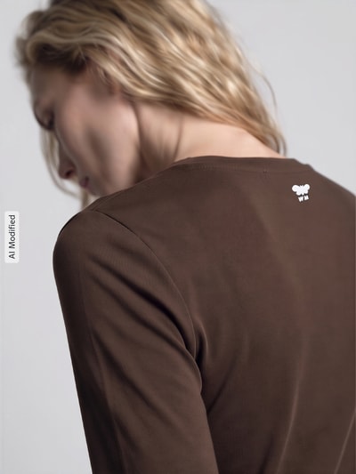 Vrouwenmodel draagt Regular fit shirt met lange mouwen van viscosemix model 'MULTIE' van Weekend Max Mara, Dames, detailopname, KI-modificeerd beeld