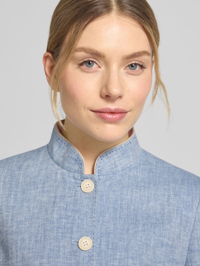 Frauenmodel trägt Slim Fit Blazer mit Pattentaschen von WHITE LABEL aus Reine Baumwolle in Hellblau, Nahaufnahme Oberkörper.