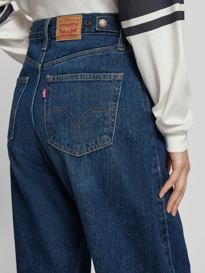 Frauenmodel trägt Jeans mit 5-Pocket-Design von Levi's®, lockerer Schnitt, reine Baumwolle, dunkelblaue Farbe, Detailaufnahme Rückansicht.