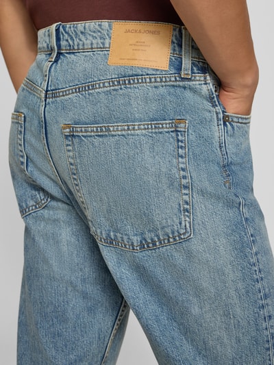 Männermodel trägt Straight Fit Jeans mit Woll-Anteil Modell 'Classic' von JACK & JONES, Baumwoll-Mix, 5-Pocket, Nahaufnahme Rückansicht.