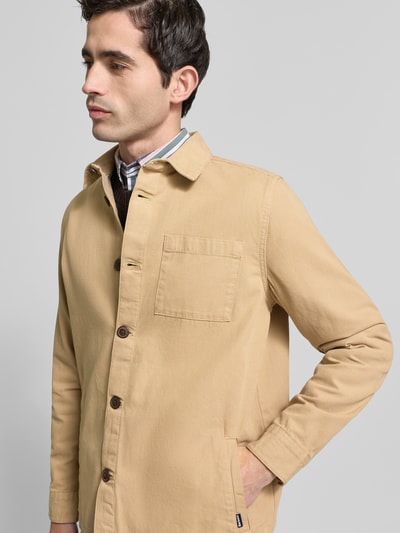 Männermodel trägt Regular Fit Hemdjacke aus reiner Baumwolle von Barbour, Optik: Unifarben, Brusttasche, seitliche Eingrifftaschen, Nahaufnahme Oberkörper.