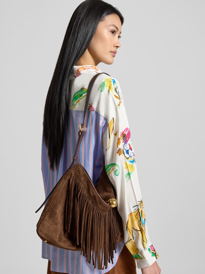 Vrouwenmodel draagt Shoulder Bag aus echtem Leder Modell 'SFERA' van FURLA, bruin met franjes, verstelbare schouderband, hoofdvak met magneetsluiting, binnenvak met ritssluiting, breedte 40 cm, lengte 26 cm, diepte 10 cm, lengte schouderband 106 cm, detailopname schoudertas, driekwart rugaanzicht.