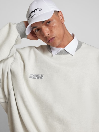 VETEMENTS Sweatshirt mit Label-Stitching Hellgrau Melange 3