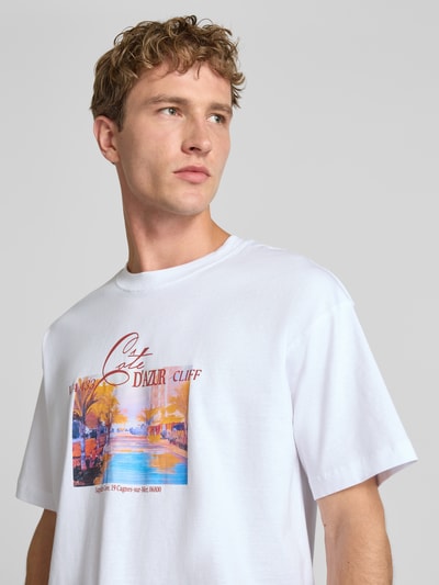 Männermodel trägt T-Shirt mit Motiv-Print Modell 'SANREMO' von JACK & JONES, weiße Baumwolle, Regular Fit, Nahaufnahme Oberkörper.