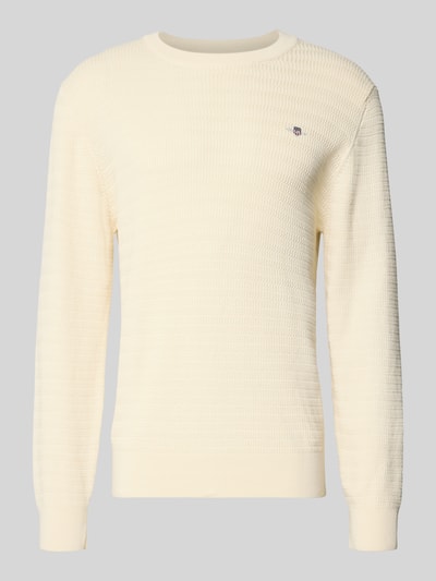 Produktfoto, Strickpullover mit Strukturmuster und Label-Stitching von Gant in Creme, reine Baumwolle, Regular-Fit, Rundhalsausschnitt, Textur fein.