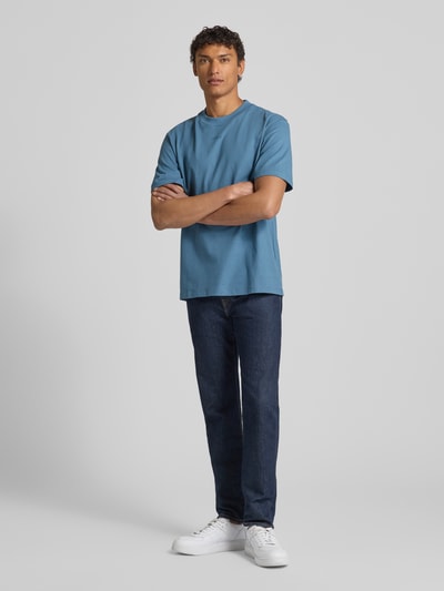 Männermodel trägt Relaxed Fit T-Shirt aus reiner Baumwolle Modell 'DAPOLINO' von HUGO, Optik: Unifarben, Ganzkörperansicht von vorne.