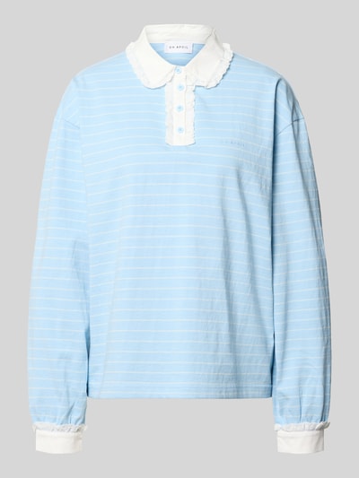 Produktfoto, Relaxed Fit Poloshirt mit Label-Stitching Modell 'Jolina' von OH APRIL aus reiner Baumwolle, Spitzenbesatz, Knopfleiste, hellblau mit feinen weißen Streifen, weiche glatte Textur, Rückenlänge bei Größe S 65 cm.