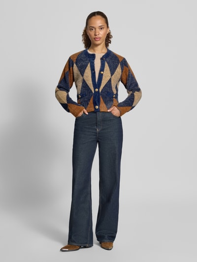 Frauenmodel trägt Regular Fit Jacke in Strick-Optik von MORE & MORE, Rauten-Muster in Blau, Beige und Braun, Ganzkörperansicht von vorne.