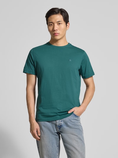 Männermodel trägt T-Shirt mit Rundhalsausschnitt und Logo-Stitching von Lerros in Dunkelgrün, reine Baumwolle, gerader Schnitt, Ganzkörperansicht von vorne.