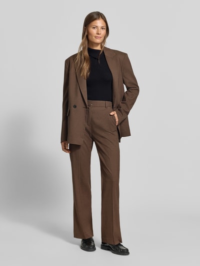Frauenmodel trägt Slim Fit Pullover aus Viskose-Mix in Strick-Optik von MYON in Schwarz mit braunem Anzug, Ganzkörperansicht von vorne. Rückenlänge bei Größe 36: 62 cm, Ärmellänge bei Größe 36: 68 cm, Knopfleiste.