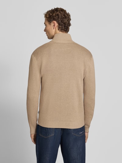 Männermodel trägt Regular Fit Jacke aus reiner Baumwolle Modell 'MILANO' von JACK & JONES in Beige, Strick-Optik, Ganzkörperansicht Rückansicht.
