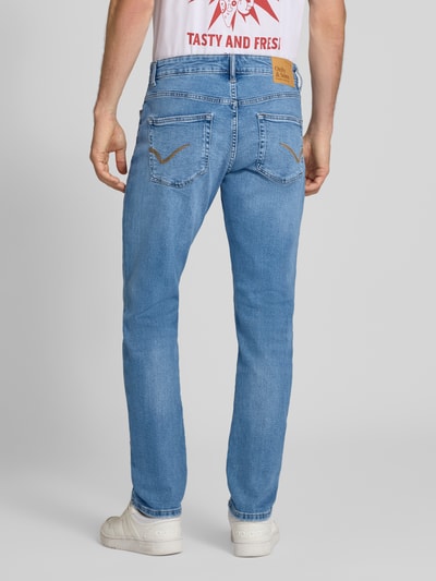 Männermodel trägt Regular Fit Jeans aus Baumwoll-Mix Modell 'WEFT' von ONLY, hellblaue Farbe, Herren Jeans, Ganzkörperansicht Rückansicht.