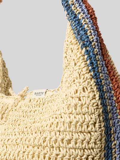 Produktfoto, Handtasche mit Label-Detail Modell 'Saunteer' von Barts aus grob gehäkeltem Material in Creme mit blauen, orangen und lilafarbenen Akzenten, sichtbares Innenfach mit Reißverschluss und Label, strukturierte Oberfläche, Schulterriemen, Detailaufnahme.