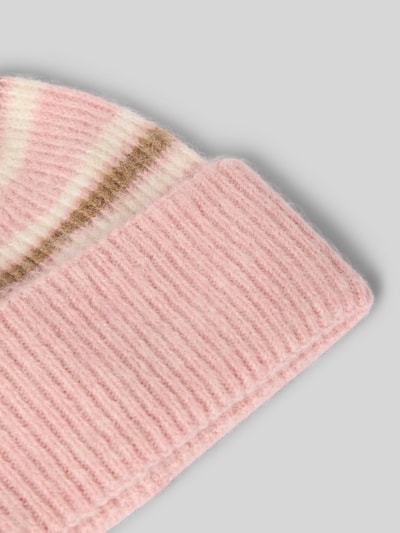 Produktfoto, rosa und cremefarbene Strickstruktur mit breiter Krempe, Beanie mit breiter Krempe Modell 'Alenie' von OPUS, Material-Mix