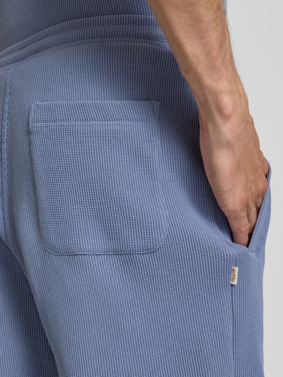 Männermodel trägt Shorts mit Strukturmuster und Label-Stitching von BLKVIS aus Reine Baumwolle, Regular-Fit, Detailaufnahme Rückansicht