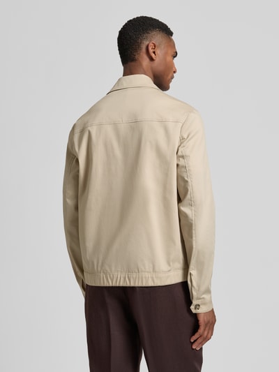Männermodel trägt Regular Fit Hemdjacke mit Brusttasche von Manuel Ritz aus beigem Baumwoll-Mix, Rückenlänge 67 cm, Ganzkörperansicht Rückansicht.