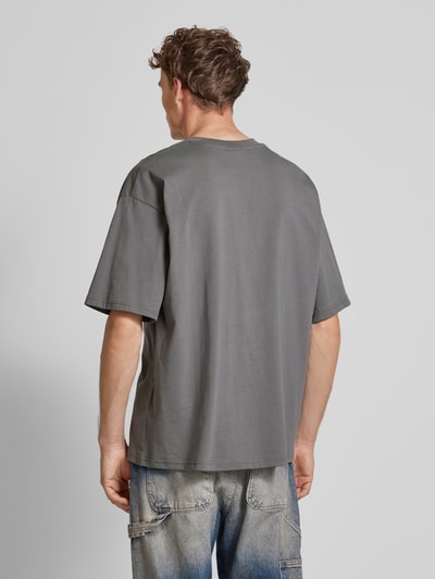 REVIEW Loose Fit T-Shirt mit Label-Print Dunkelgrau 5