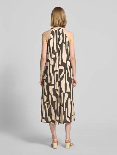 Frauenmodel trägt Midikleid im Allover-Look Modell 'Wina dune' von OPUS, A-Linie aus Viskose-Elasthan-Mix, Rückansicht, Ganzkörperansicht Rückansicht.