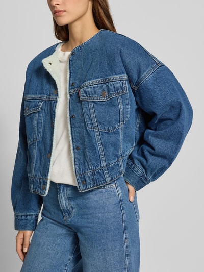 Vrouwenmodel draagt Relaxed Fit jeansjack van katoen, Relaxed Fit Jeansjacke aus reiner Baumwolle van Levi's® 300, close-up borstpartie, damesmode.