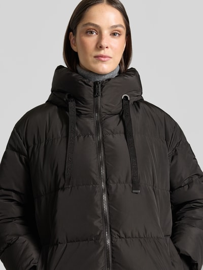 Frauenmodel trägt Jacke mit Daunen- und Federfüllung Modell 'Nova Avon' von MOS MOSH in Schwarz, Stehkragen, Nahaufnahme Oberkörper.