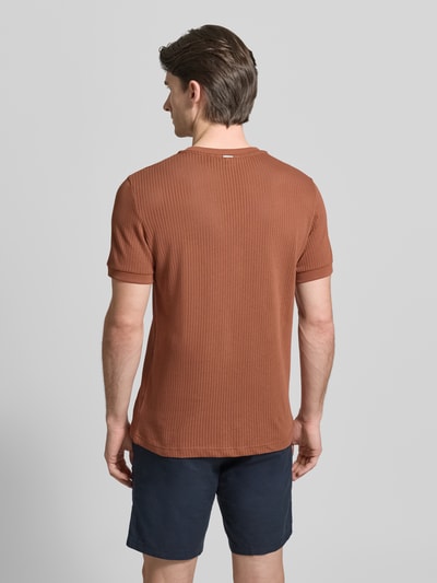 Männermodel trägt T-Shirt mit Rundhalsausschnitt von Antony Morato in Braun mit Strukturmuster aus Reine Baumwolle, Regular-Fit, Rückenlänge 69 cm, Ganzkörperansicht Rückansicht.