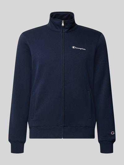 Produktfoto, Sweatanzug mit Label-Details von Champion aus mieszanka bawełny, prosty krój, stójka, zamek błyskawiczny, wpuszczane kieszenie, elastyczny pas, kolor granatowy, tekstura gładka, szerokość w rozmiarze M: 7642 cm, długość tyłu w rozmiarze M: 70 cm, szerokość ramion w rozmiarze M: 51 cm, długość rękawów w rozmiarze M: 69 cm, długość wewnętrzna nogawki w rozmiarze M: 76 cm