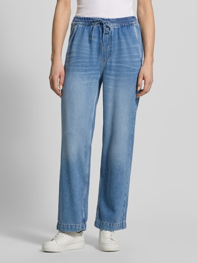 Frauenmodel trägt Relaxed Fit Jeans aus Lyocell-Baumwoll-Mix von Marc O'Polo, Optik: Unifarben, Passform: Relaxed-Fit, Bundabschluss: Elastisch, Tunnelzug, seitliche Eingrifftaschen, Gesäßtaschen, Materialverarbeitung: Denim, Hellblau mit dezenter Used-Waschung, glatte Textur, Ganzkörperansicht von vorne.