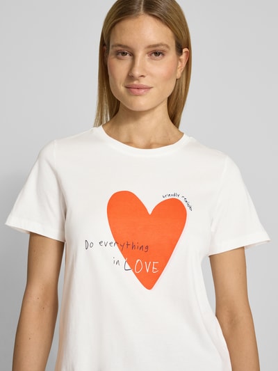 Frauenmodel trägt Regular Fit T-Shirt mit Motiv-Print von Smith and Soul, Reine Baumwolle, Rundhalsausschnitt, Rückenlänge 60 cm, Nahaufnahme Oberkörper.