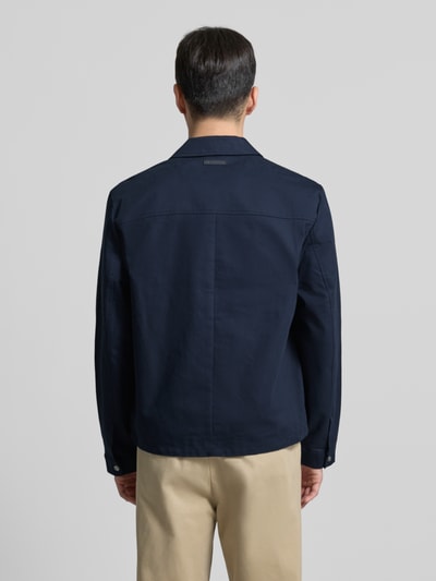 Männermodel trägt Regular Fit Blouson mit Reißverschluss Modell 'DOBBY' von CK Calvin Klein in Dunkelblau, Ganzkörperansicht Rückansicht.