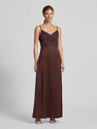 Frauenmodel trägt Abendkleid mit Drapierungen und V-Ausschnitt von Rinascimento aus Satin, Taillierter Schnitt, Maxikleid, Spaghettiträger, Ganzkörperansicht von vorne.