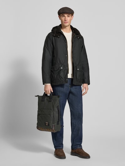 Mannelijk model draagt Regular Fit Parka uit puur katoen van Barbour in donkergroen met gladde textuur, Heren parka, volledige vooraanzicht.