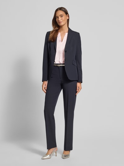 Frauenmodel trägt Regular Fit Bluse mit V-Ausschnitt von Christian Berg Woman Selection in Unifarbe, Material-Mix mit Stretch, Ganzkörperansicht von vorne