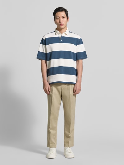 Męski model nosi Relaxed Fit Poloshirt im Allover-Look od MCNEAL, bawełniany miks, krój relaxed fit, paski, długość tyłu M: 70 cm, pełny widok z przodu