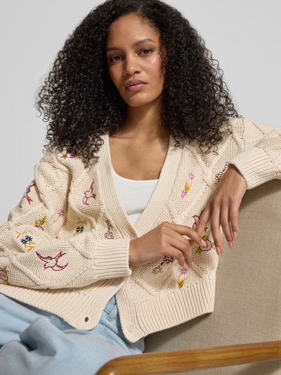 Frauenmodel trägt Strickjacke mit Stitchings von Jake*s Casual, Regular-Fit, V-Ausschnitt, Knopfleiste, cremefarben, Nahaufnahme Oberkörper.