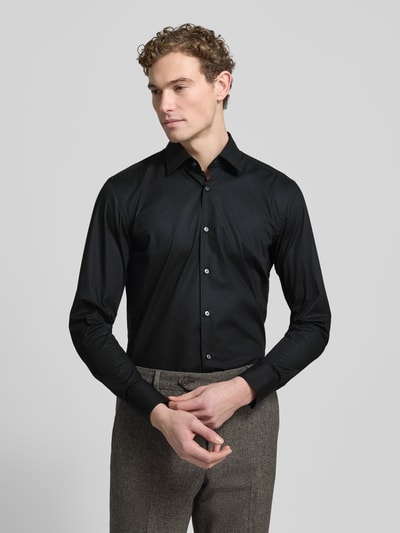 Męski model nosi Slim Fit Businesshemd aus Popeline mit Stretch-Anteil od BOSS, czarna mieszanka bawełny i elastanu, kołnierzyk typu kent, sportowe mankiety, zaokrąglony dół, łatwa pielęgnacja, widok całej sylwetki z przodu.